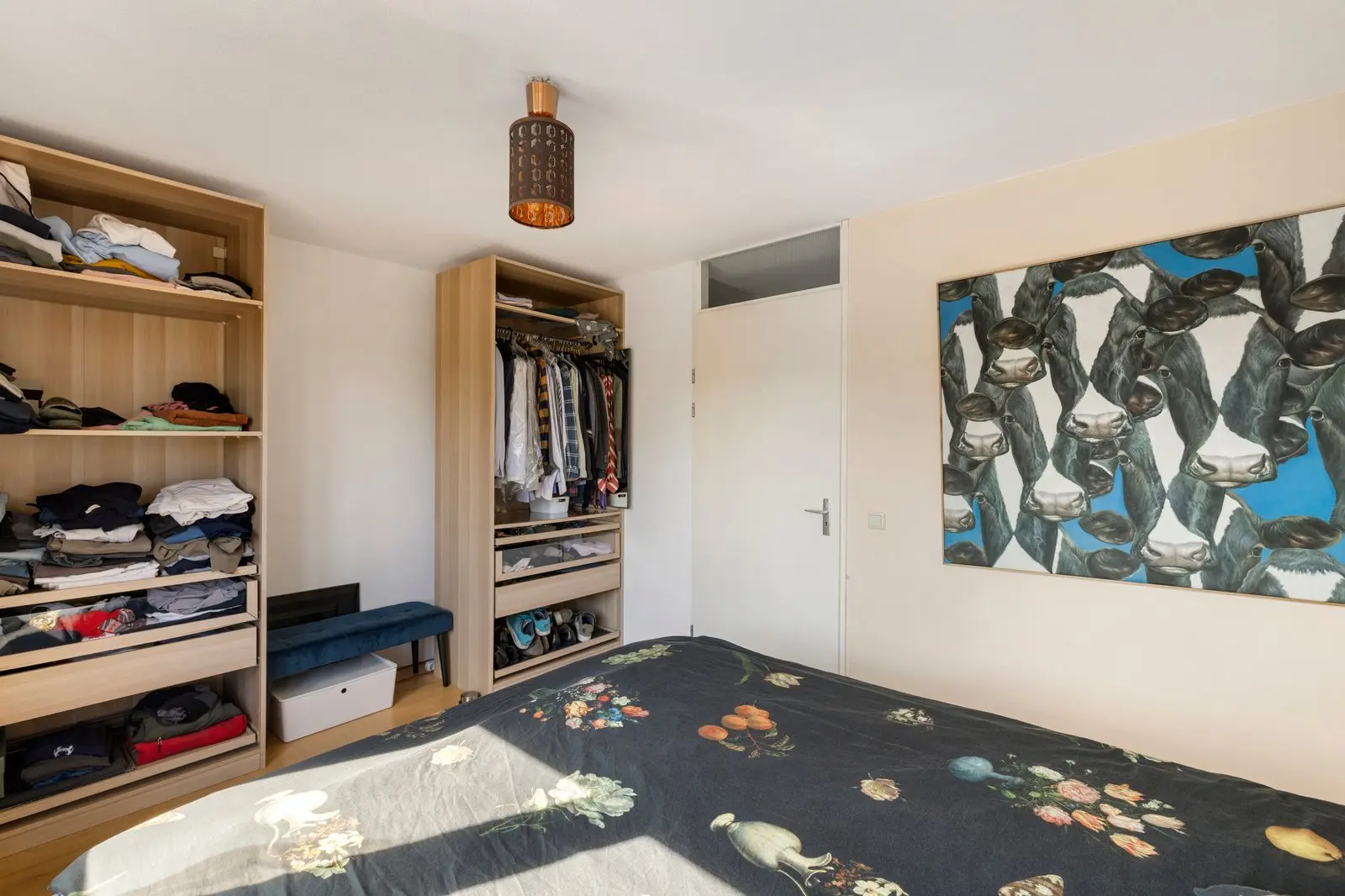 Slaapkamer met open kledingkast