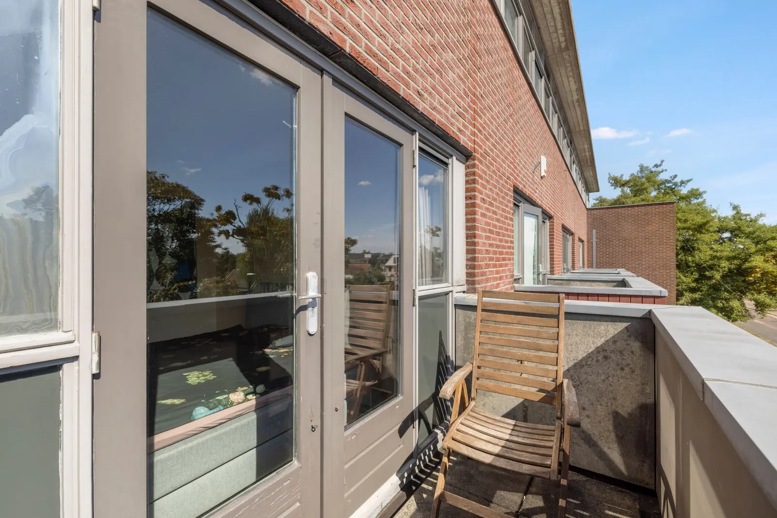 Balkon met tuinstoelen aan de achterzijde