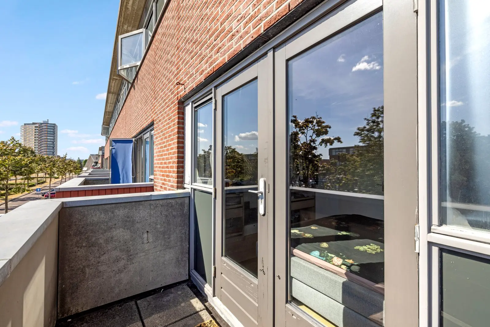 Balkon met uitzicht over de achtertuinen