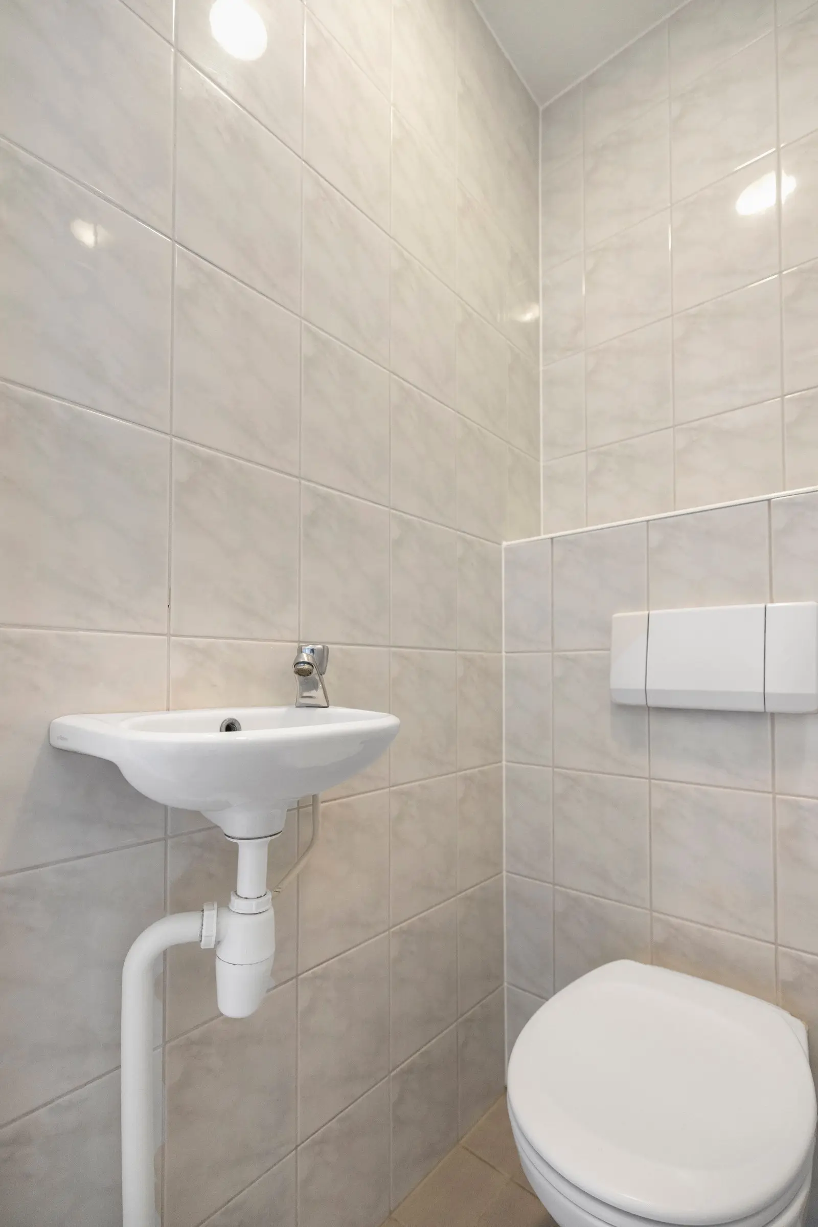 Badkamer met wastafel