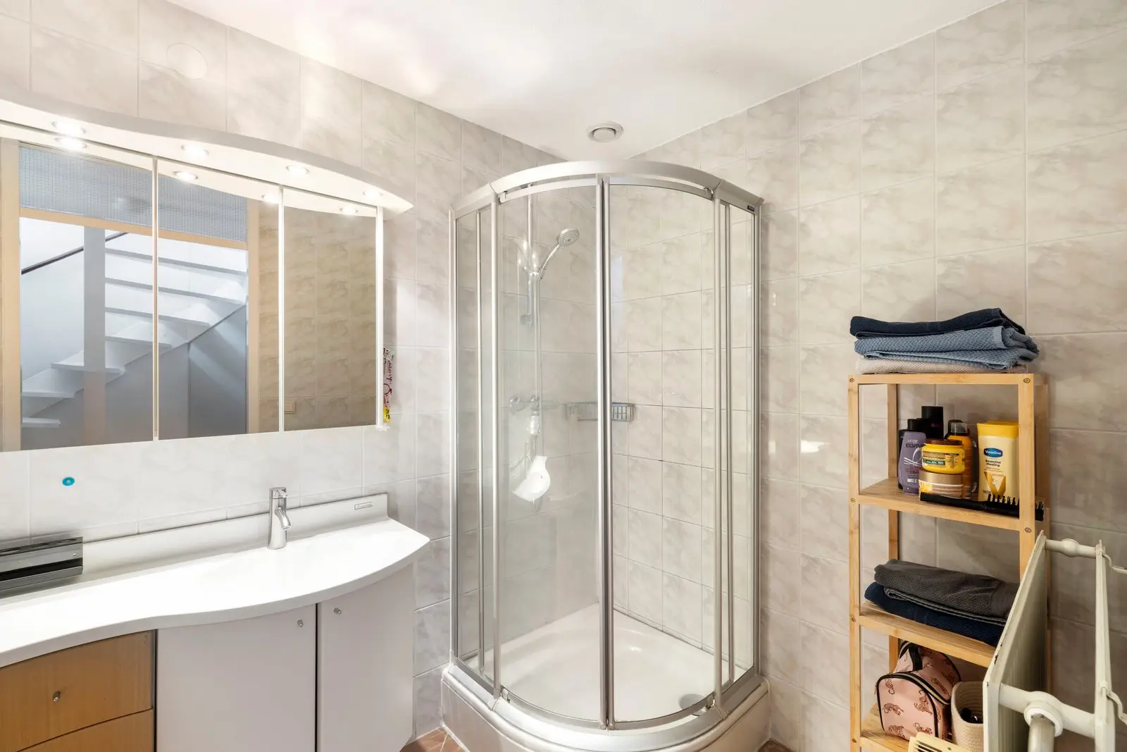 Badkamer met douchecabine