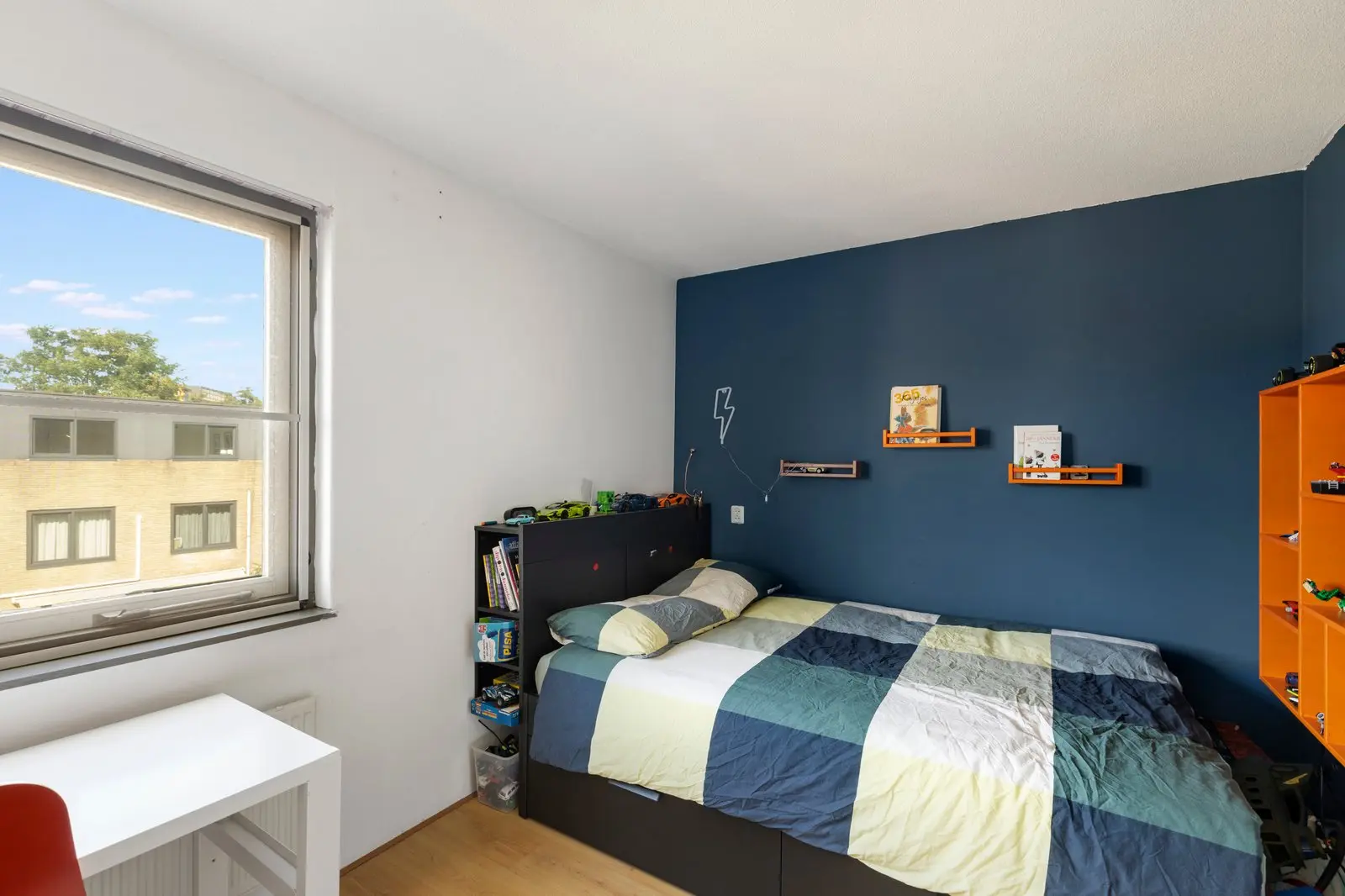 Kinderkamer met diepblauwe wand