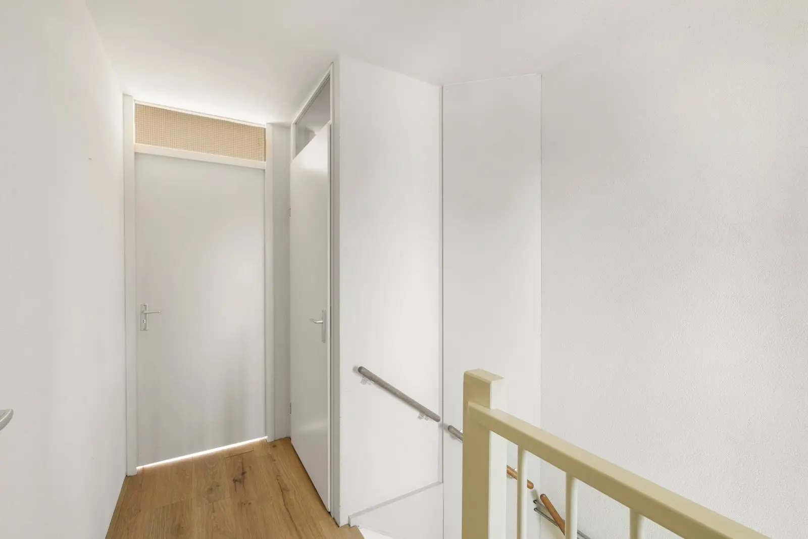 Overloop met deuren naar de slaapkamers