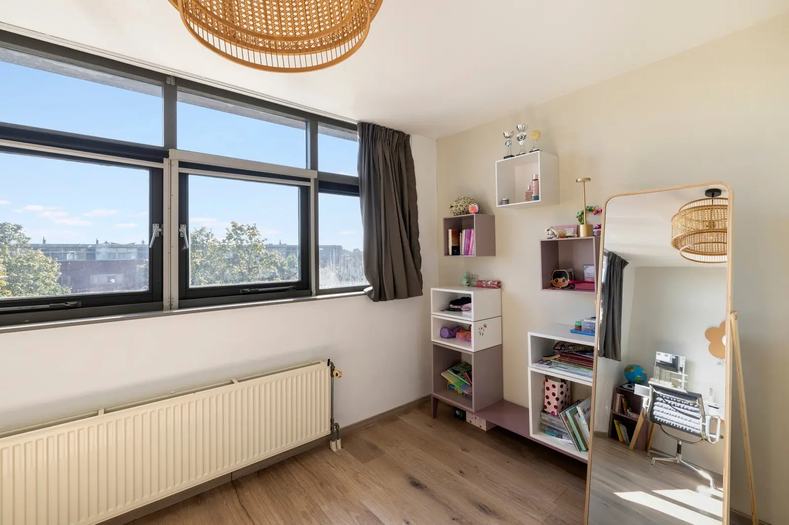 Kinderkamer met raam en opbergkasten