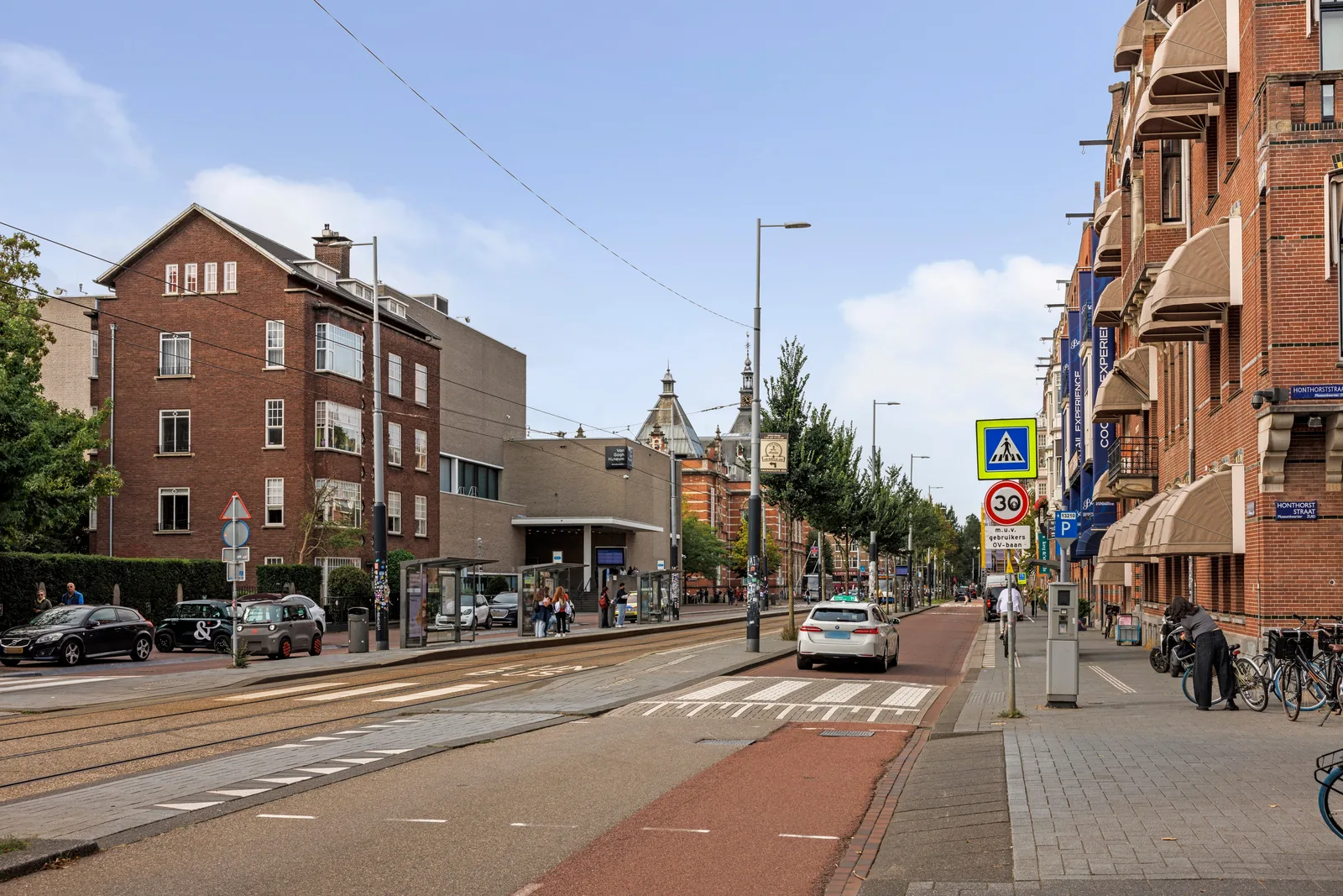 Glazen abri bij de trambaan, verderop het bord van het Van Gogh Museum