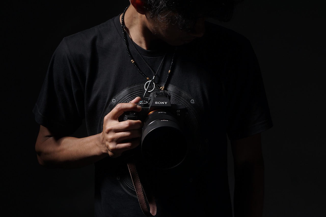 Vastgoedfotograaf met camera, kosten van woningfotografie in Amsterdam